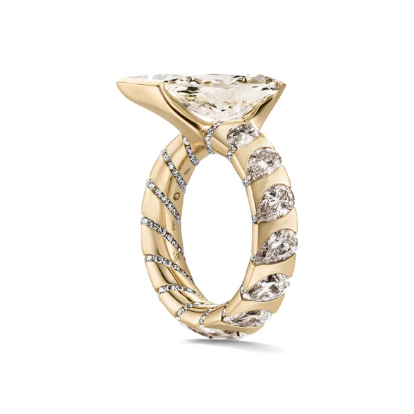 Paradoxal diamond ring 