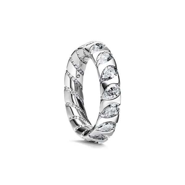 Paradoxal Diamond Ring 